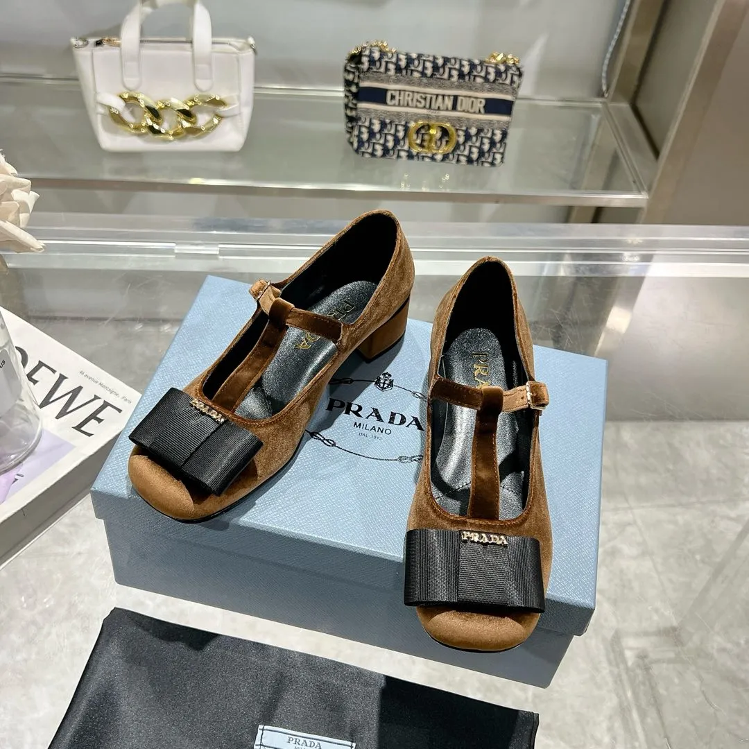 👟👟Ex-factory price 540👟👟 Prada 25ss early spring new model 🌟 Recommended by major bloggers in Xiaohongshu, showing classic charm. Injection-molded leather outsole, imported mixed-breed sheep lining. These velvet-textured pumps combine elegance with modern sophistication, and the delicate bow adds a romantic touch. The upper is decorated with grosgrain bow and metal buckle. Metal letter logo. Decorated with metal letter logo. Velvet texture covered heel with height 4.5cm. Size: 35 to 40 (41 is custom-made and cannot be returned or exchanged)